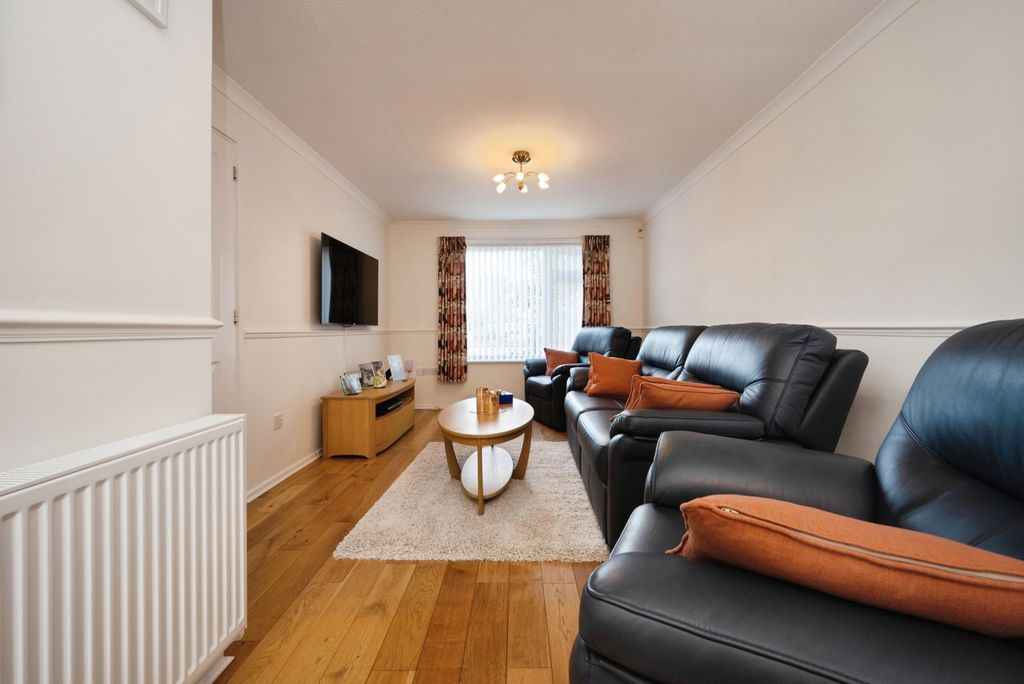 Property photo 3 of 19 Lounge