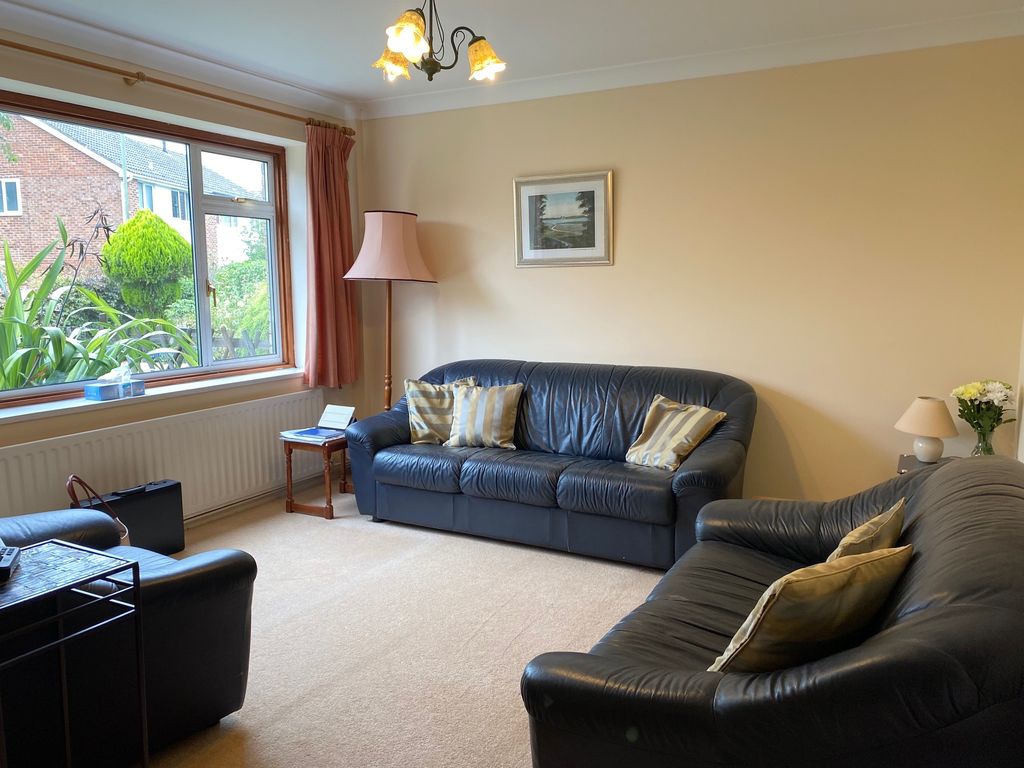Property photo 3 of 11 Lounge
