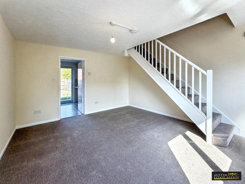 Property photo 3 of 10 Living Room