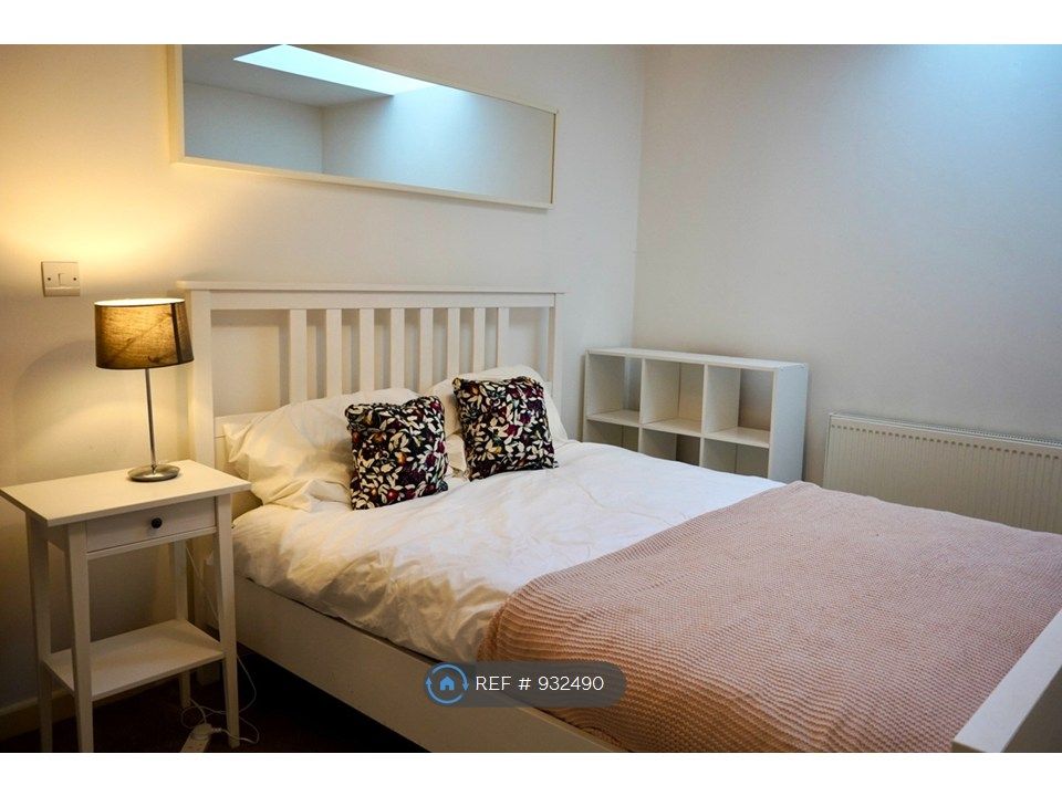 Property photo 2 of 10 Bedroom