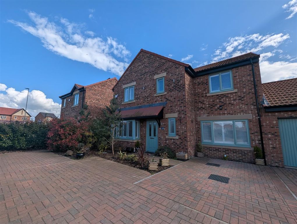 Property photo 1 of 18 Externally