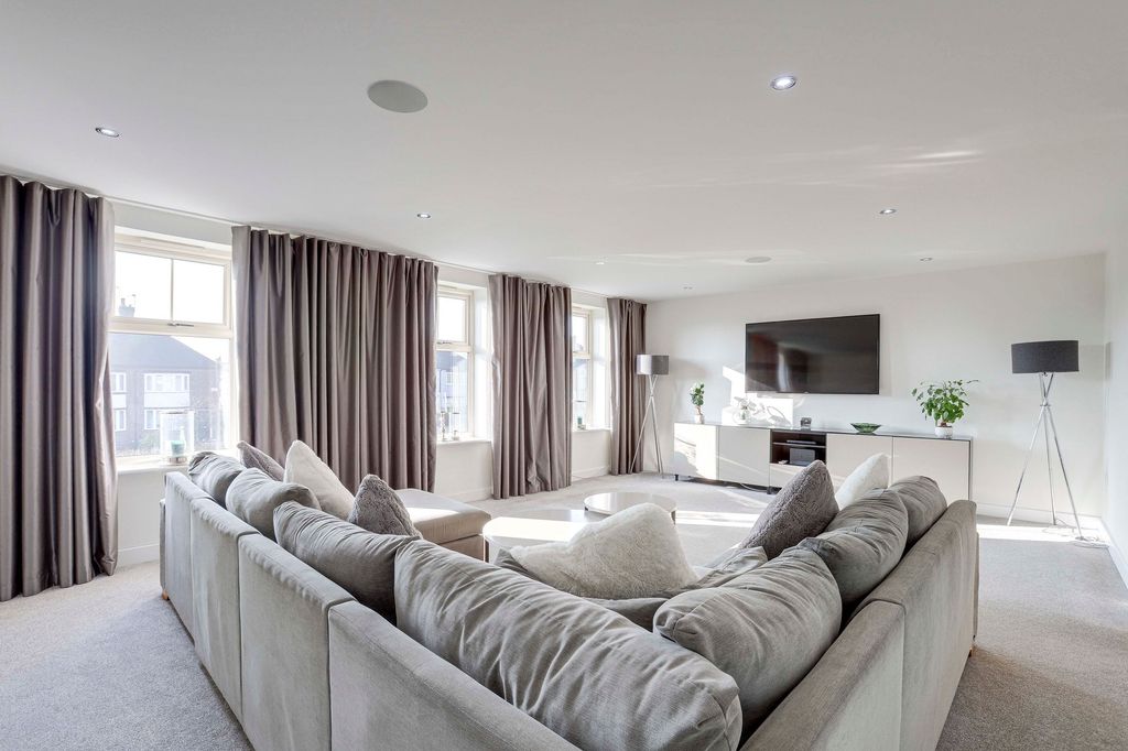 Property photo 3 of 34