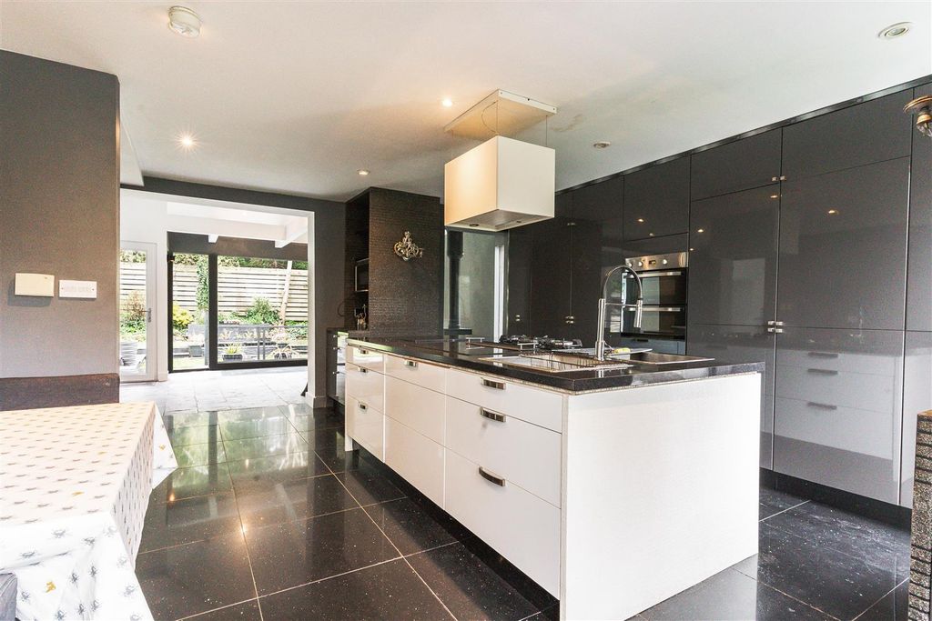 Property photo 2 of 33
