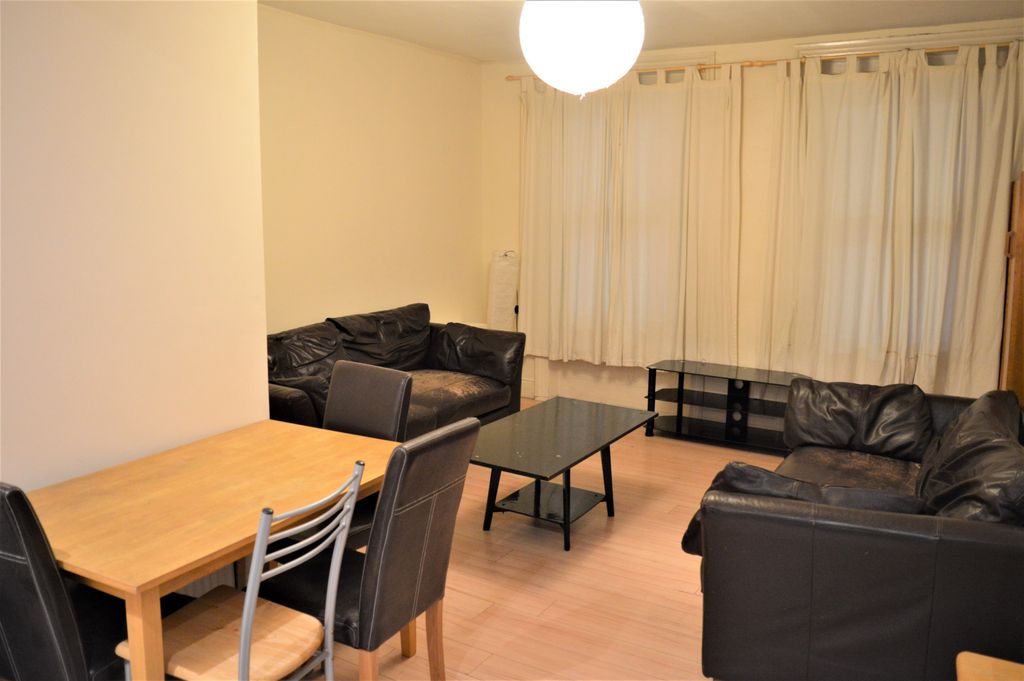 Property photo 1 of 8 Nelsons Are Proud To Present, This Spacious Three Double Bedroom Split Level Flat, Located On Walworth Road, Providing Excellent Transport Options Into Both The City And West End.