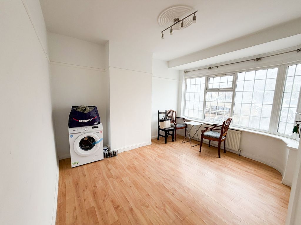 Property photo 3 of 7 Rosslyn Ave Rm8