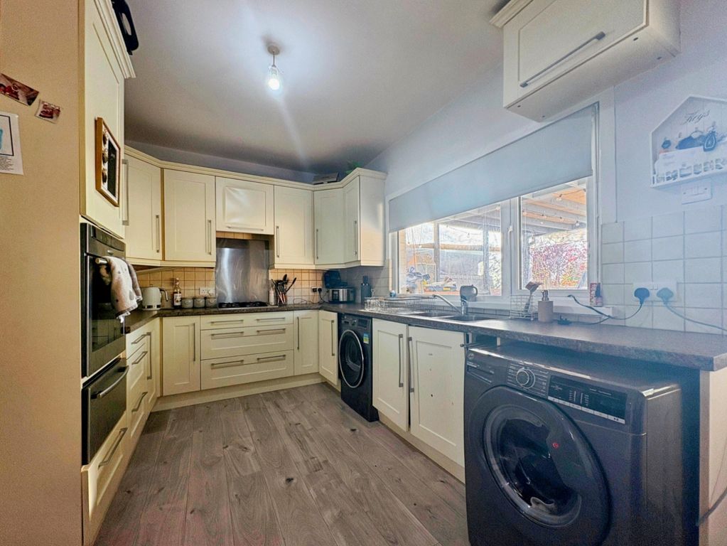 Property photo 3 of 9 Kitchen