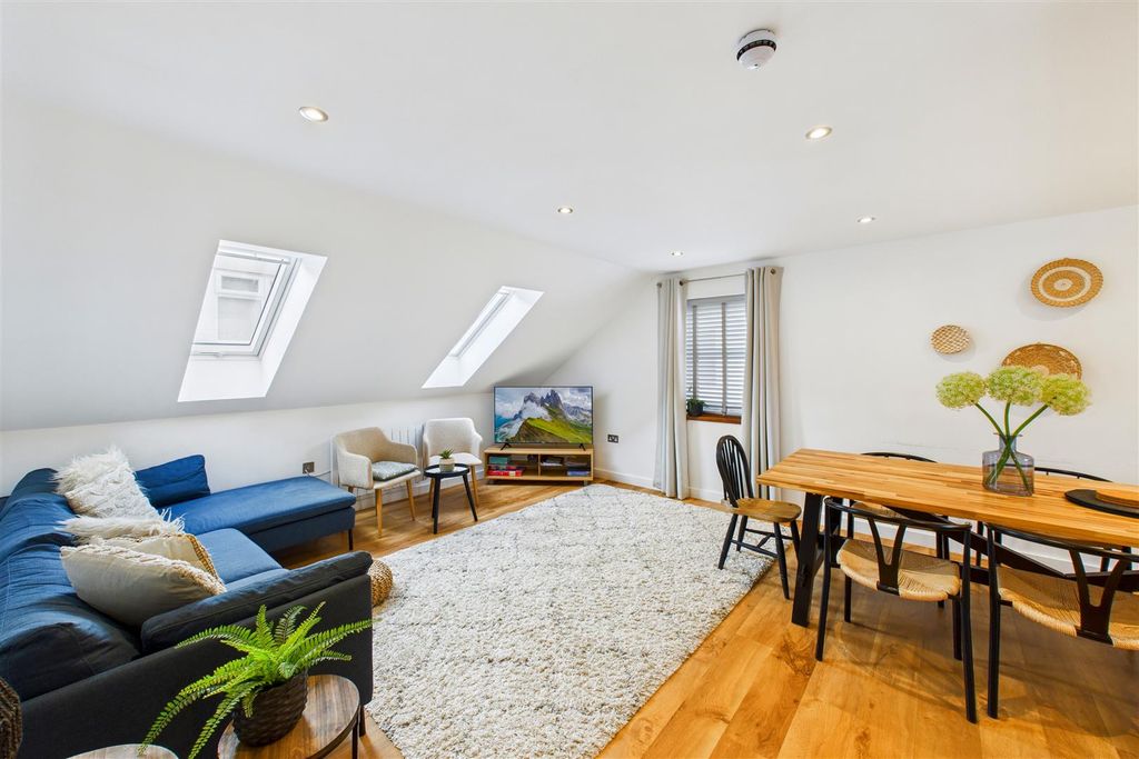 Property photo 2 of 25 Lounge