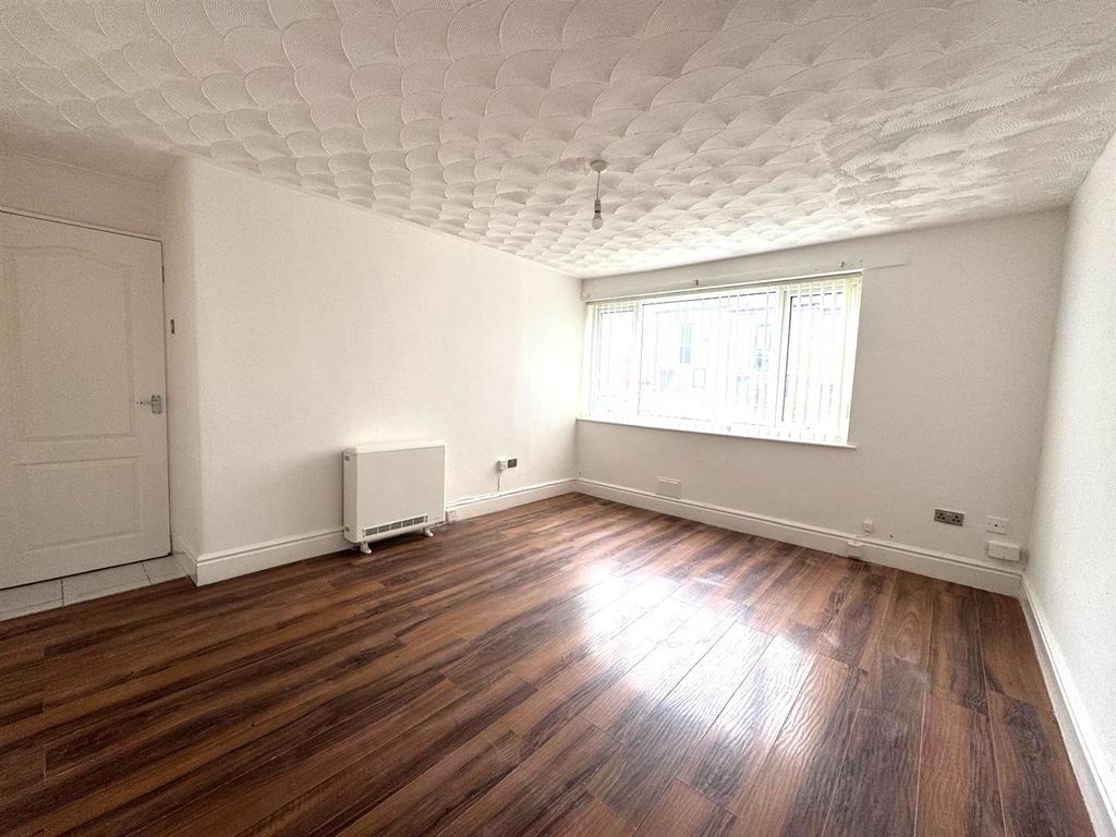 Property photo 3 of 8 7, 2 Lemon Street Living Area 2025.Jpg