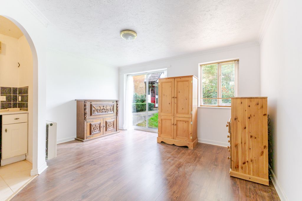 Property photo 3 of 18 Living 1