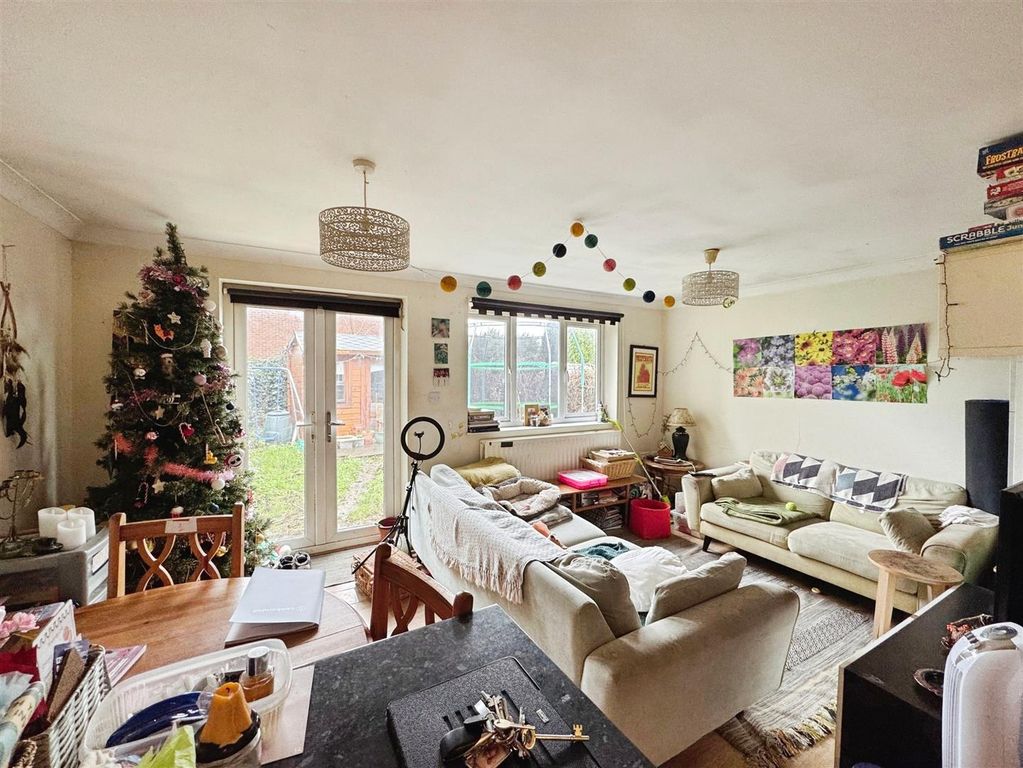 Property photo 3 of 9 Lounge