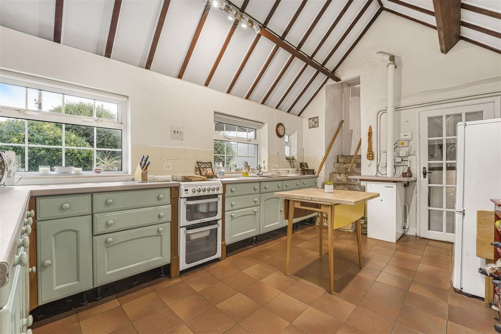 Property photo 3 of 23 28-A7402323.Jpg