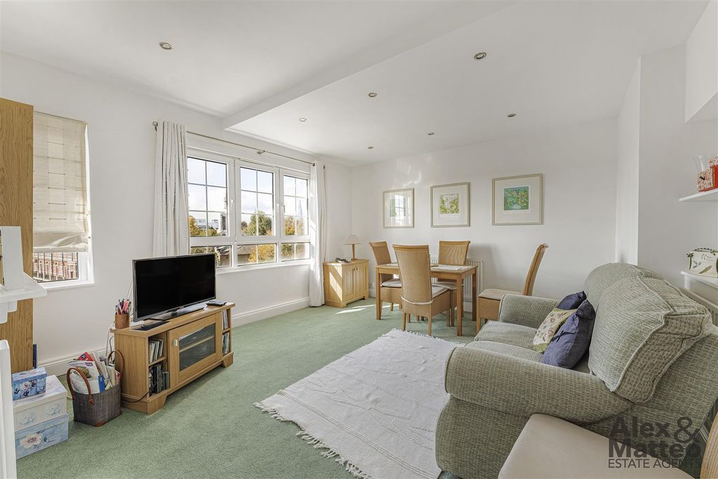 Property photo 2 of 18 Hythe House