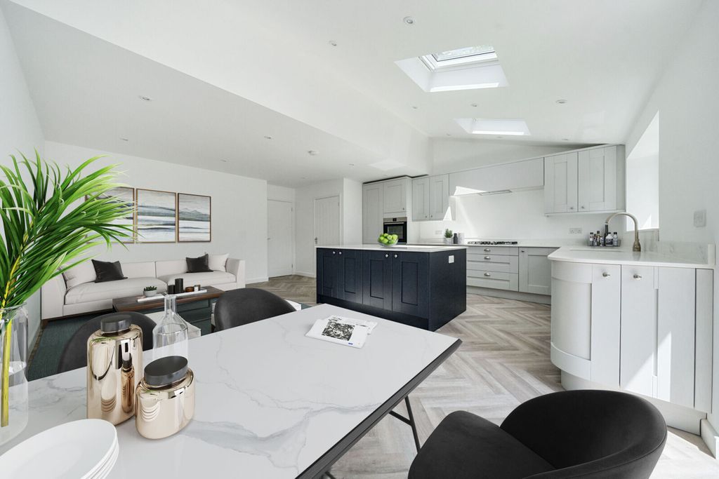 Property photo 2 of 16 Kitchen/Reception