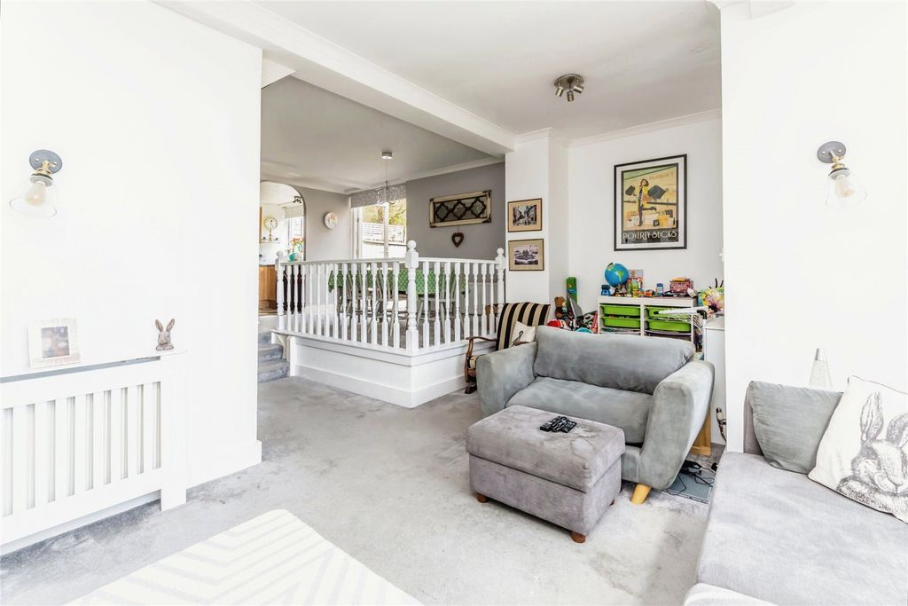 Property photo 3 of 26 Lounge