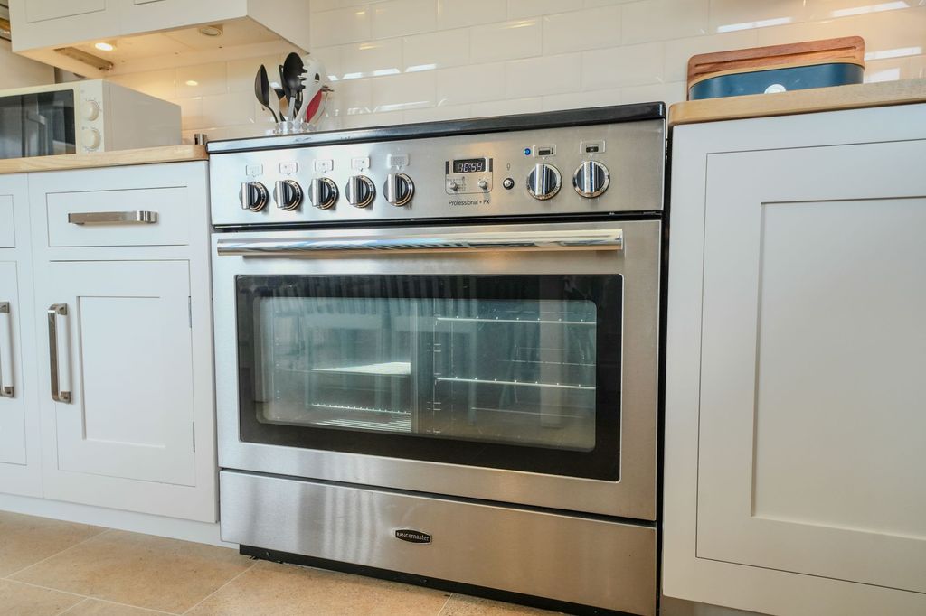 Additional image 10 of 3 bed flat for saleCliff Avenue, Leylands NR27