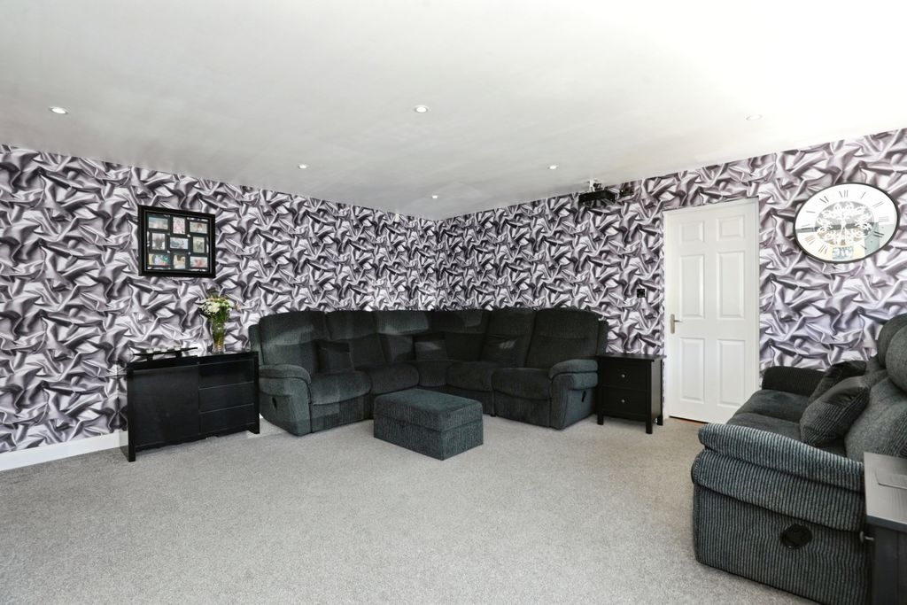 Property photo 3 of 40