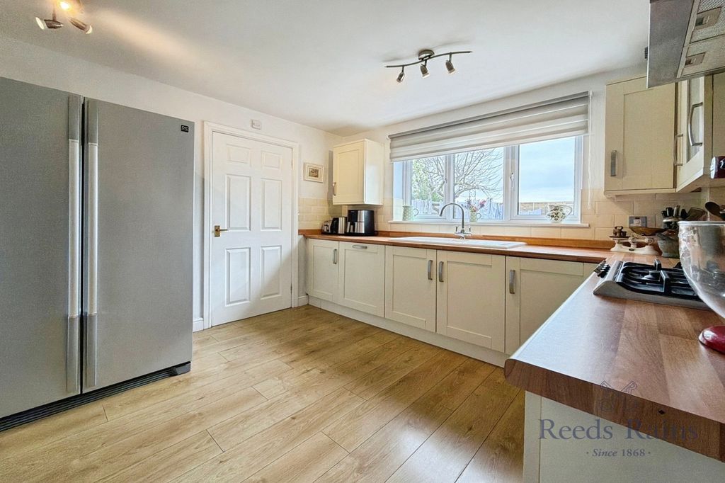 Property photo 3 of 19 Kitchen