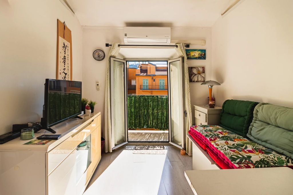 Property photo 1 of 10 Nice Le Port — 50 M From The Harbour · Top Floor · Sunny Balcony