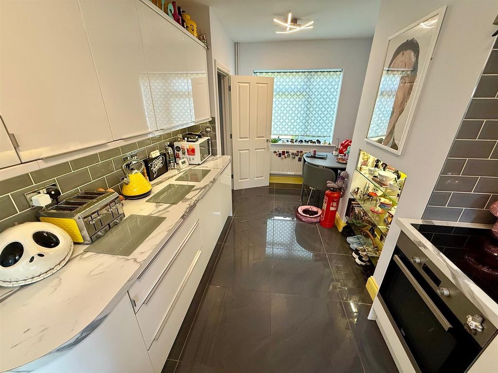 Property photo 3 of 26 Kitchen