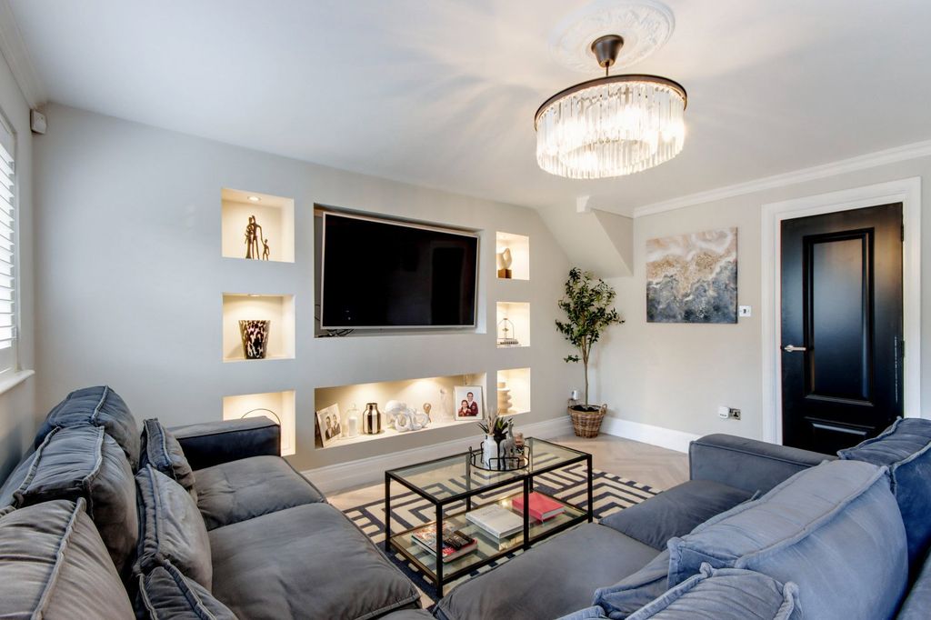 Property photo 2 of 23