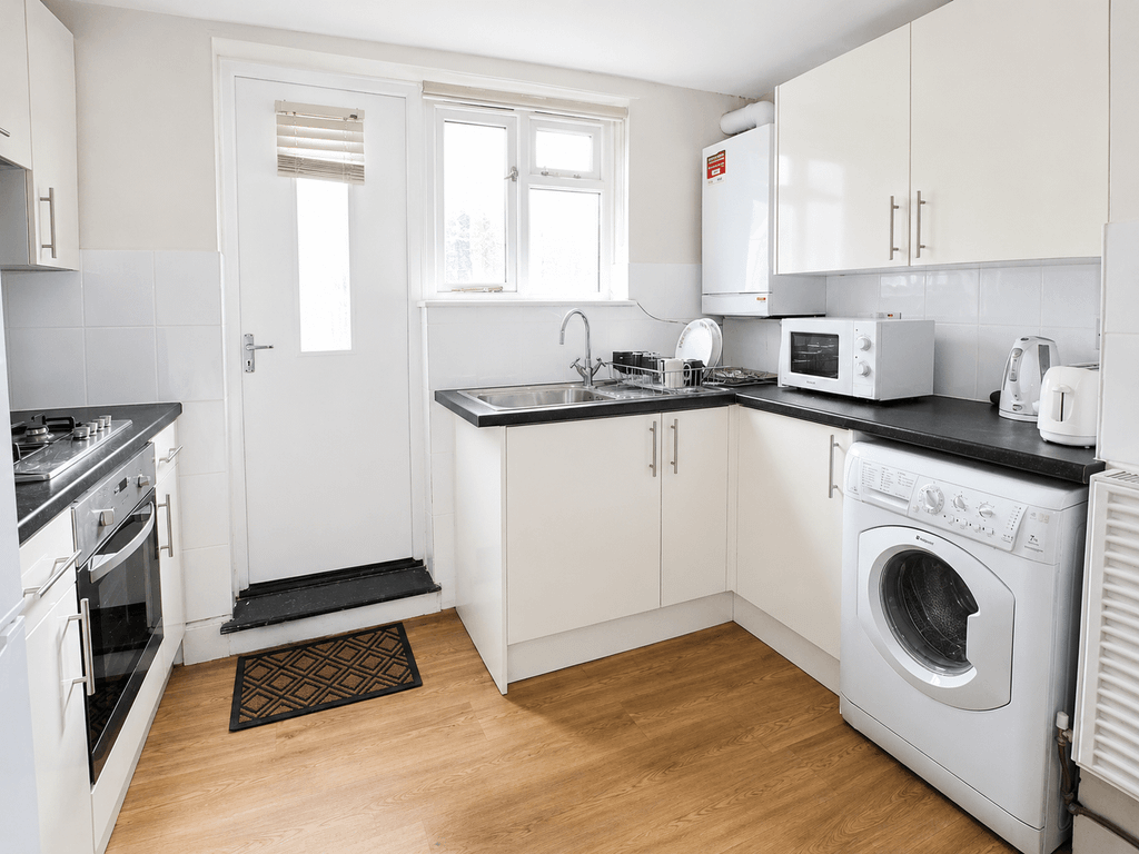 Property photo 1 of 6 Large 1 Bedroom Apartment With Garden For Rent On The Popular Moulin's Road, E9