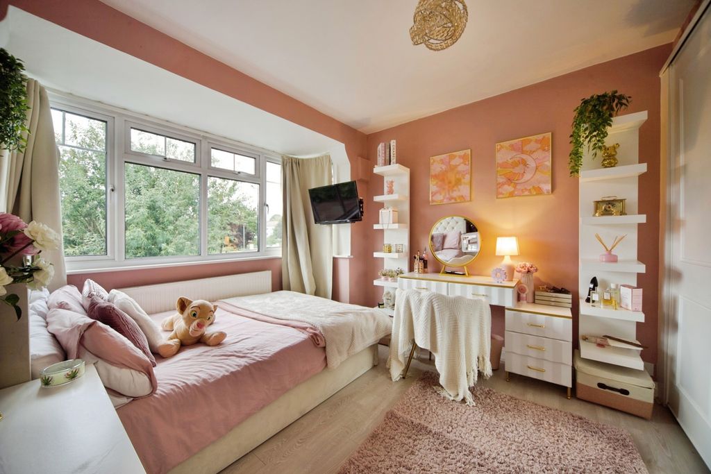 Property photo 3 of 17 Photo