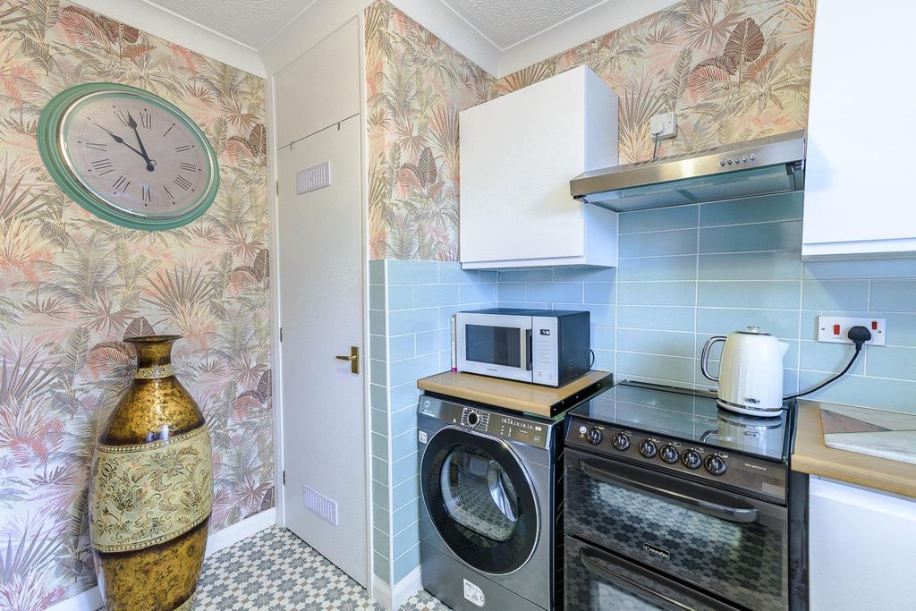 Additional image 6 of 2 bed flat for saleButtrills Road, Barry CF62