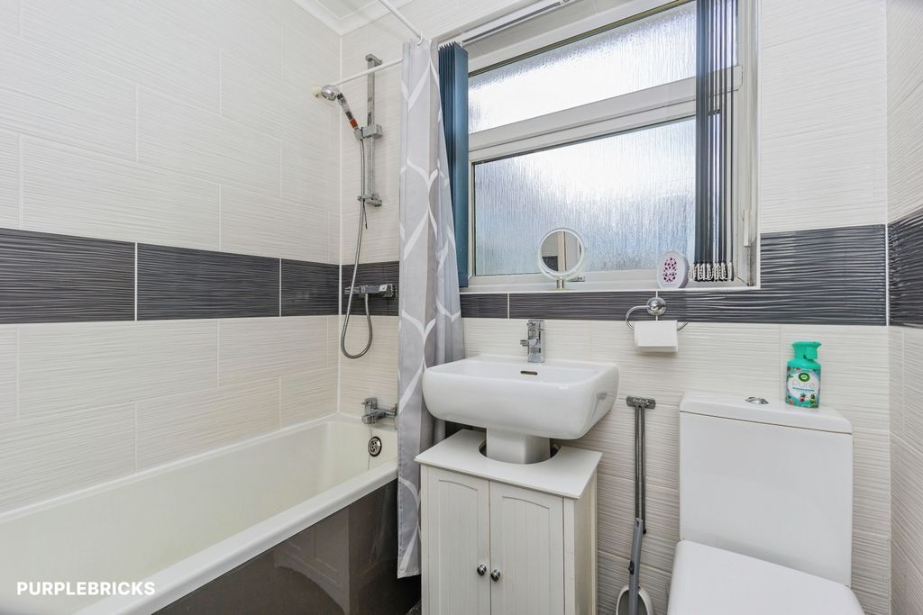 Property photo 3 of 21 Bathroom