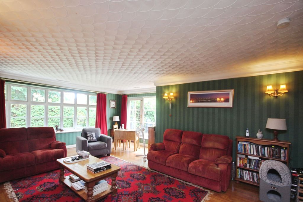 Property photo 2 of 12 Lounge