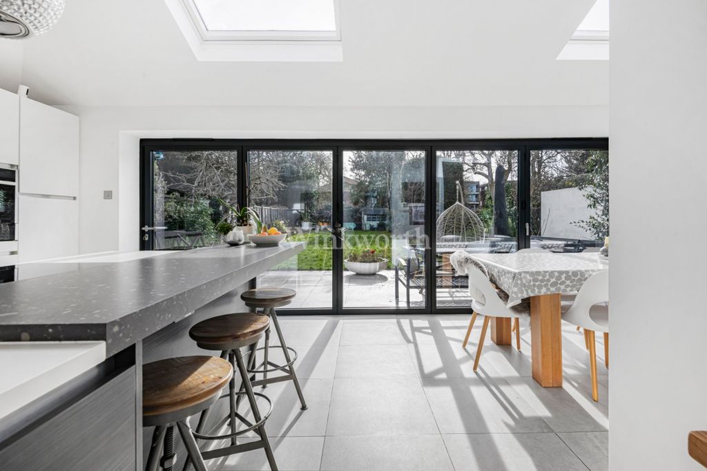 Property photo 2 of 20 Picture No. 11