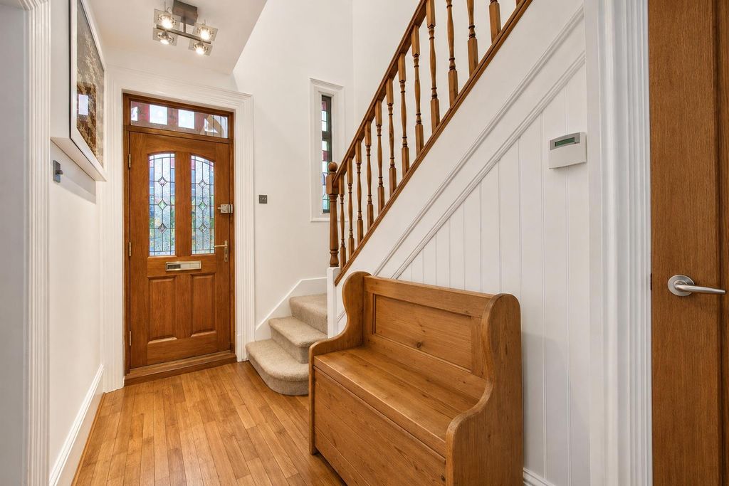 Property photo 2 of 20 Greenford E218.Png