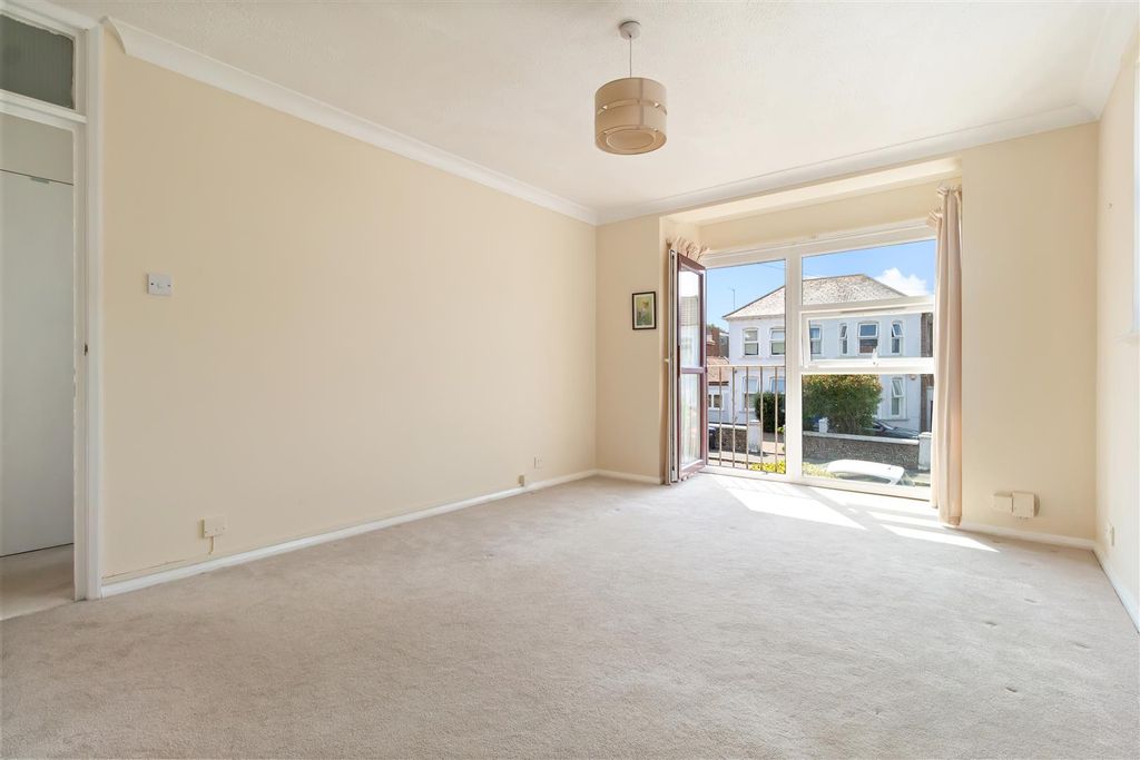 Property photo 3 of 12 Barton Court-005.Jpg