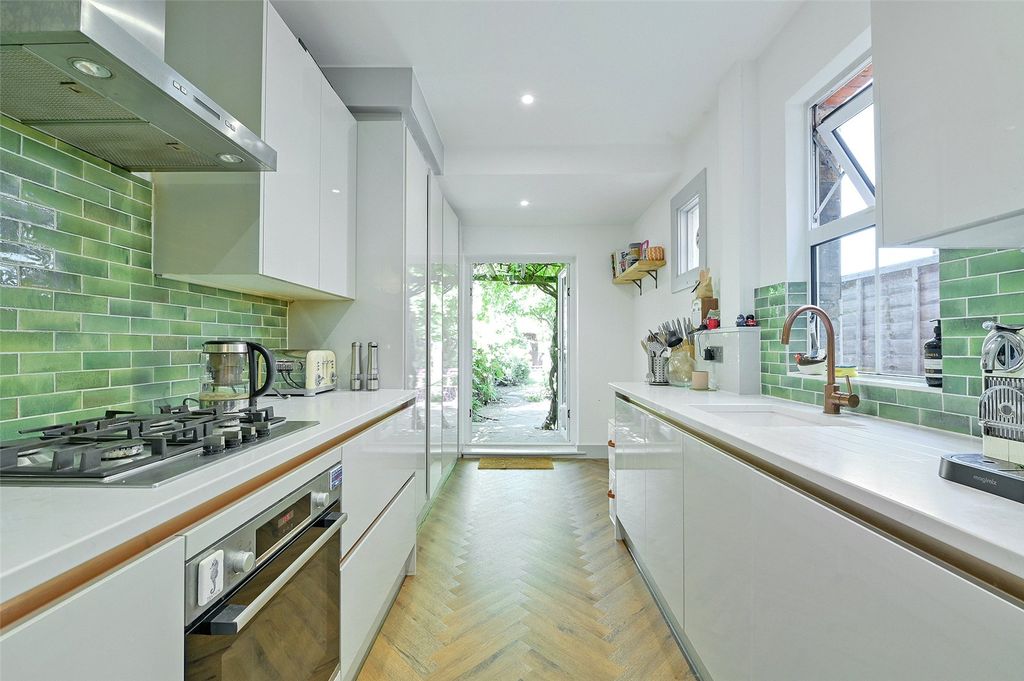 Property photo 3 of 10 Kitchen