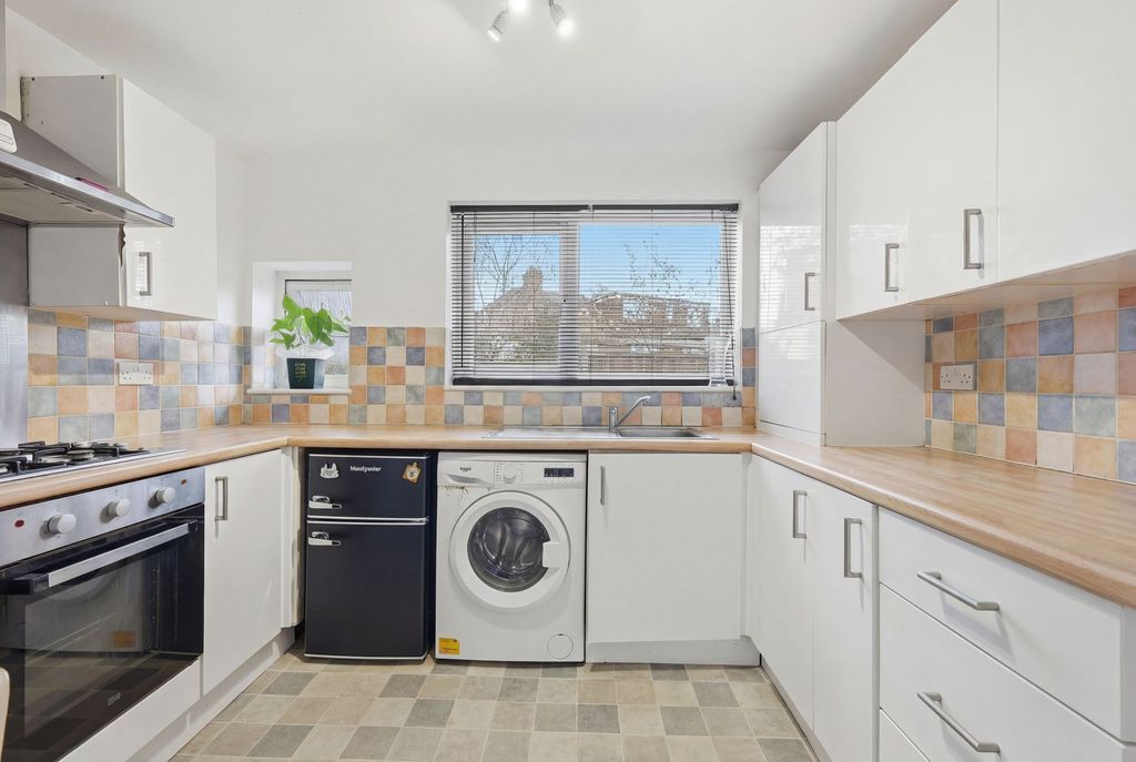 Property photo 1 of 10 Fitted Kitchen