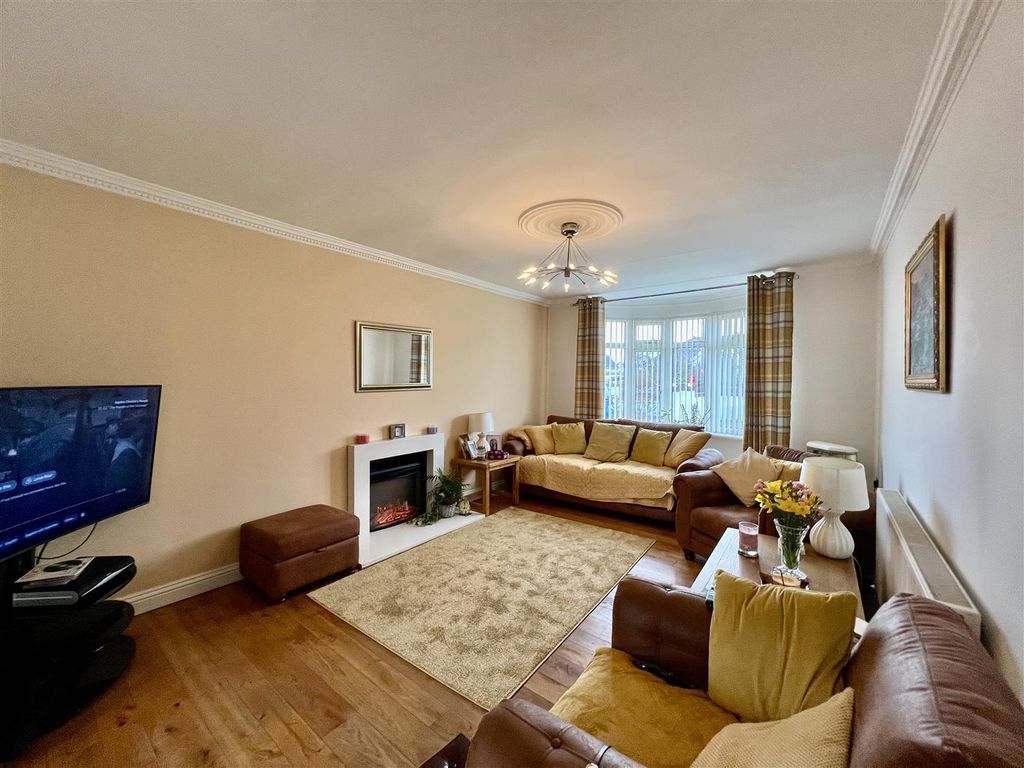 Property photo 2 of 21 Lounge