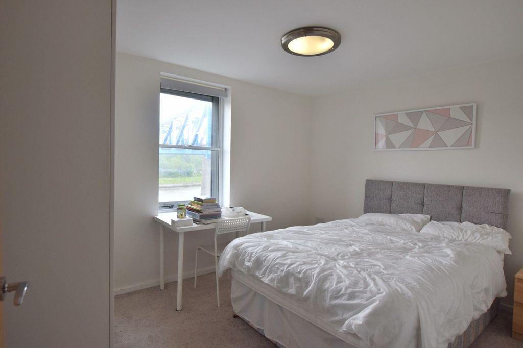 Property photo 3 of 7 A Bright And Tidy Double Bedroom Featuring A Comfo...