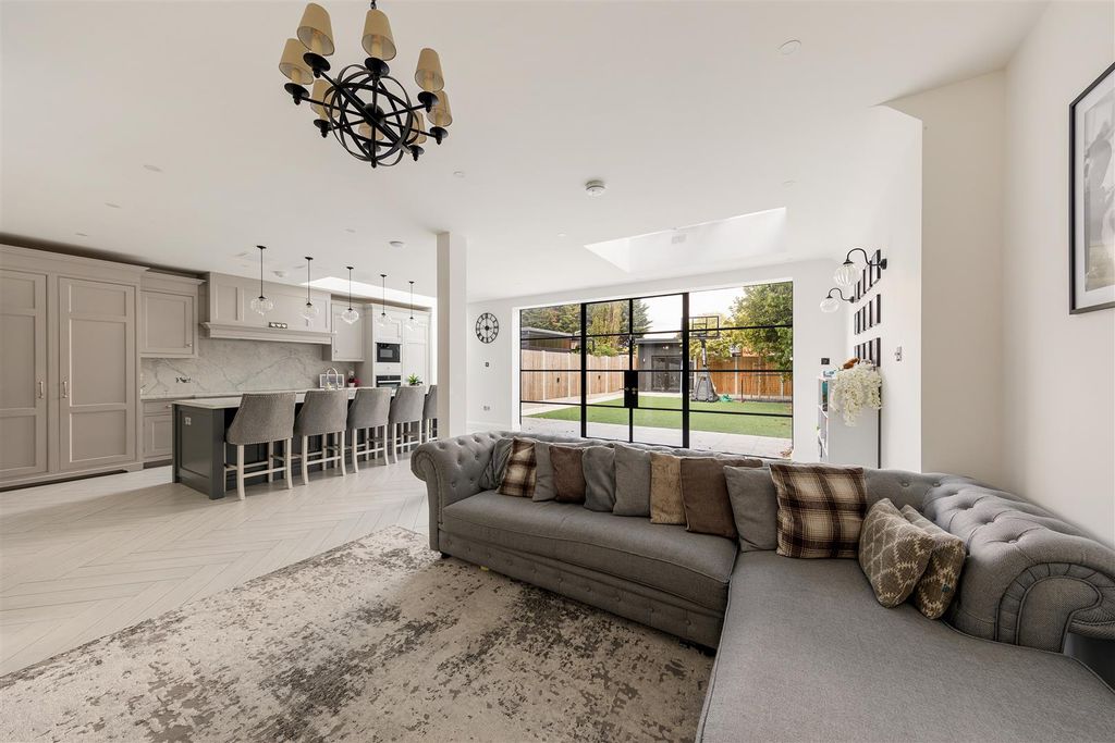 Property photo 2 of 65 Inglehurst Gardens, Ig4