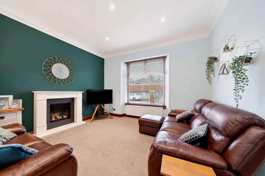 Property photo 2 of 28 Lounge / Bedroom