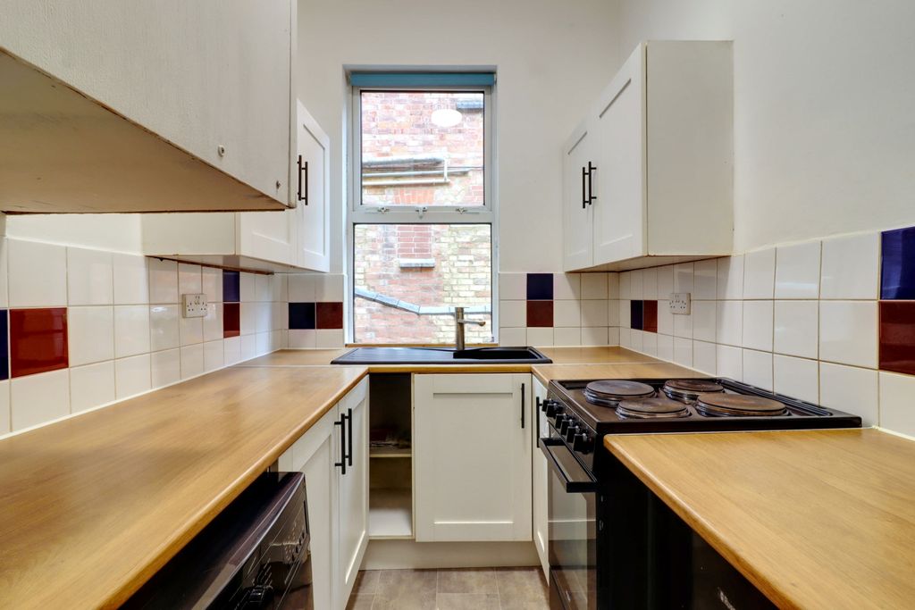 Property photo 3 of 6 Kitchen 1