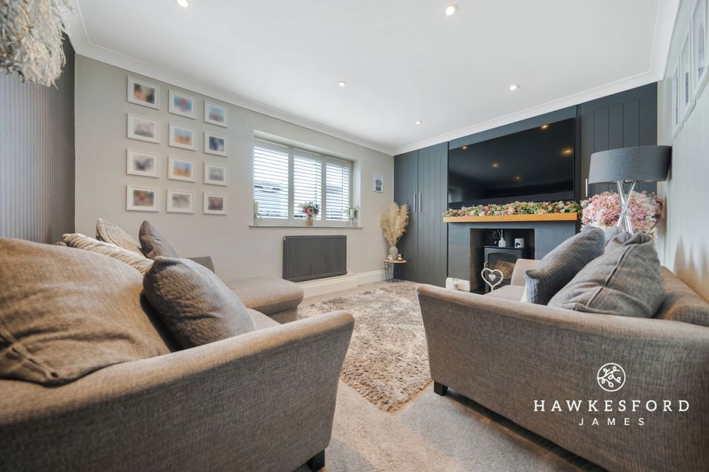 Property photo 2 of 29 Church Road, Tonge - Lounge