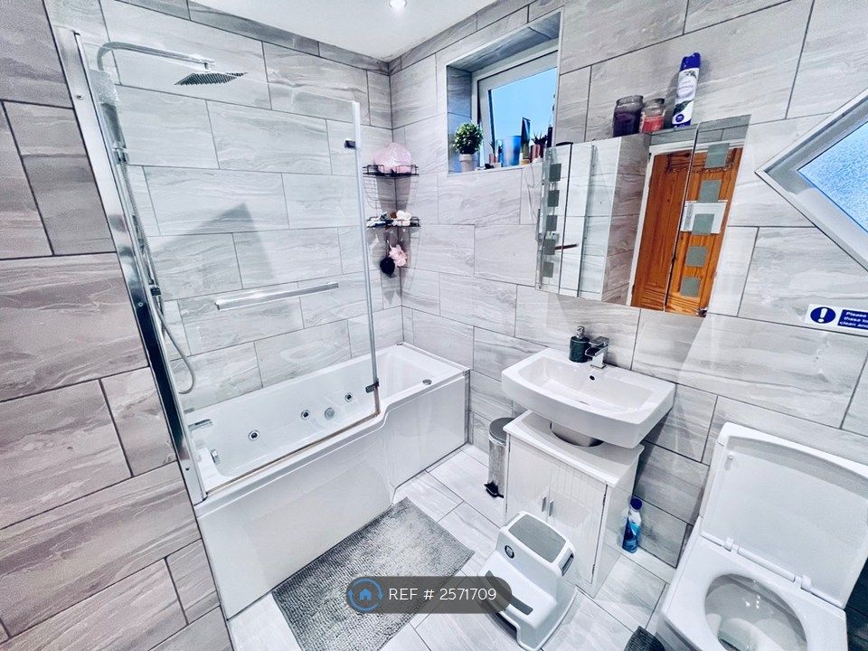 Property photo 3 of 4 Shared Bathroom