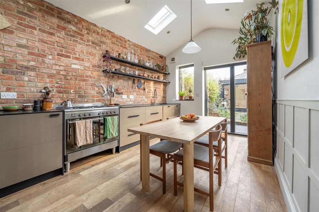 Property photo 3 of 28 Trevelyan Road, E15