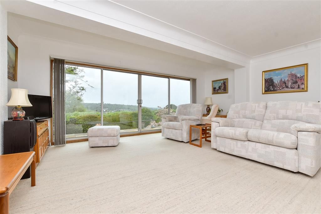 Property photo 1 of 19 Lounge