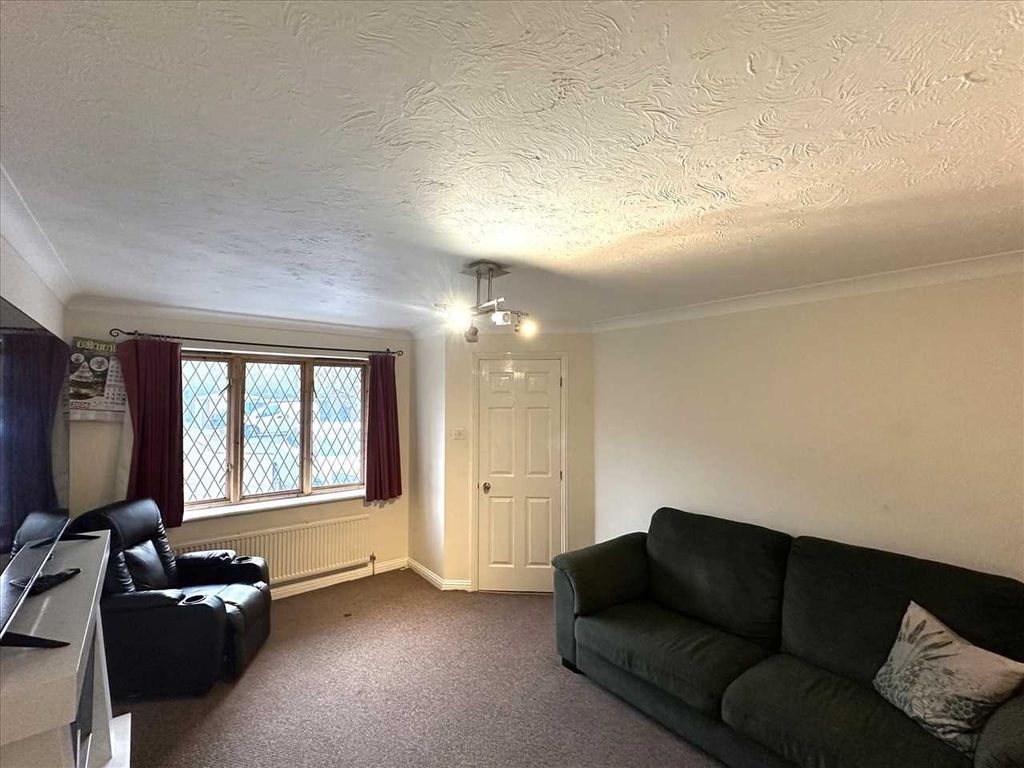 Property photo 3 of 11 Entrance Hall: