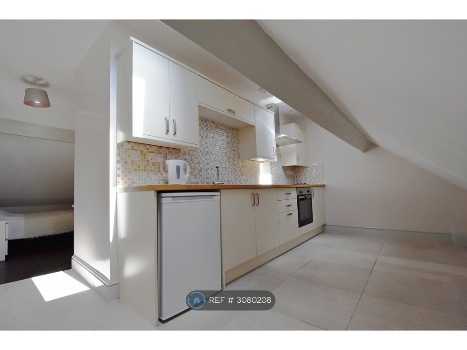 Property photo 3 of 8 Kitchenette