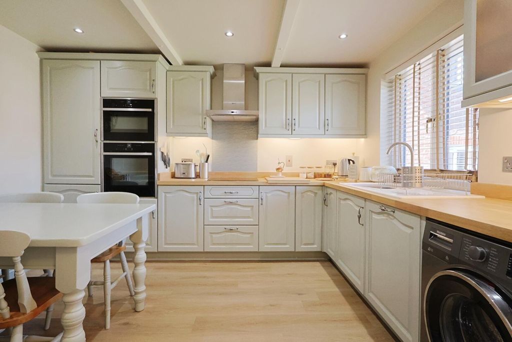 Property photo 3 of 17 Kitchen