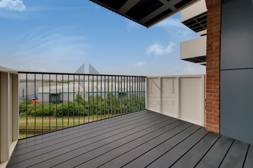 Property photo 3 of 8 Balcony