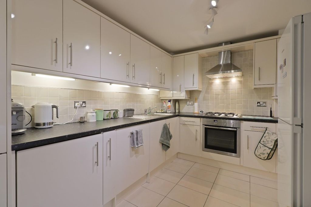 Property photo 3 of 17 Kitchen