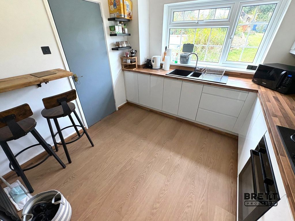 Property photo 3 of 12 Kitchen