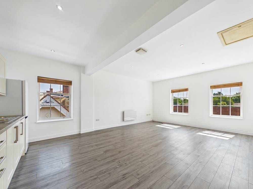 Property photo 2 of 10 Giraffe360-Still007